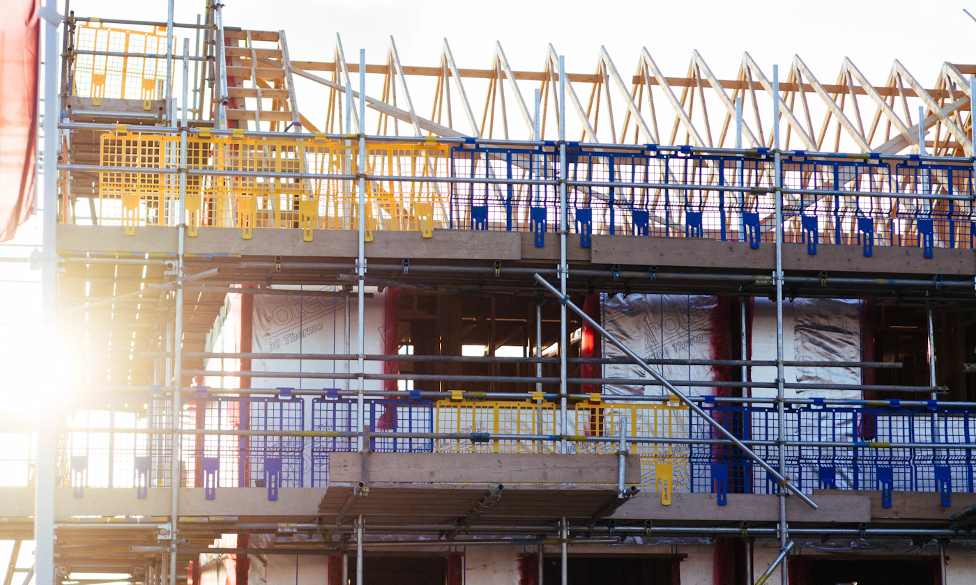 Échafaudages et matériaux sur un chantier de bâtiment