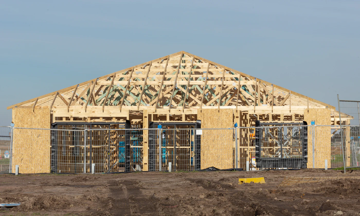 Ossature apparente d’un bâtiment en construction